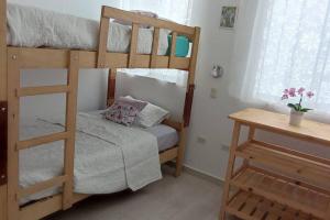 - une chambre avec 2 lits superposés et un bureau dans l'établissement Malabrigo's House - On Puerto Chicama Dpto II, à Puerto Chicama