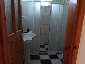 ein Bad mit einer Dusche und einem Waschbecken in der Unterkunft Rosemary Pansiyon Apart in Cıralı