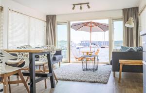 ein Wohnzimmer mit einem Esstisch und einem Sonnenschirm in der Unterkunft Aqualiving in Leimuiden