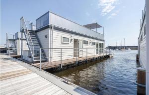 una casa su un molo su un corpo d'acqua di Aqualiving a Leimuiden