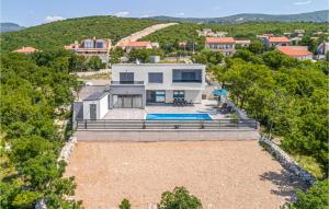 una vista aérea de una casa con piscina en Pet Friendly Home In Smrika With Kitchen, en Šmrika