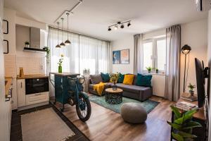 ein Wohnzimmer mit Sofa und Fahrrad in der Unterkunft Stylish Oasis Central Apartment with AC and Parking in Budapest