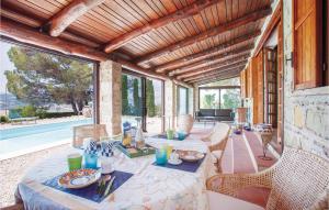 un patio con tavolo, sedie e piscina di Villa Rufolo a Contursi