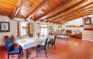 una grande sala da pranzo con tavolo e sedie bianchi di Villa Rufolo a Contursi