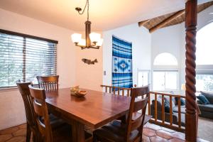 een eetkamer met een houten tafel en stoelen bij Explorer's Retreat in Taos