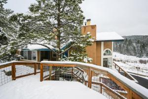 een huis met een terras bedekt met sneeuw bij Explorer's Retreat in Taos