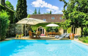 einen Pool mit Sonnenschirm und ein Haus in der Unterkunft Gorgeous Home In Les Farges With House A Panoramic View in Les Farges