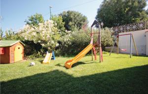 einen Hof mit einem Spielplatz mit Rutsche und Ball in der Unterkunft Villa Don Agostino in Vallo della Lucania