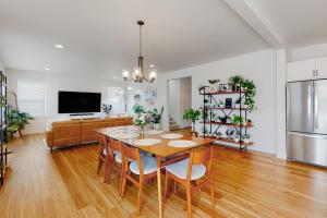 TV a/nebo společenská místnost v ubytování Butler Creek Retreat