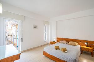 een witte slaapkamer met een bed en een balkon bij Edifício Sequeira - Alojamento Local by Umbral in Albufeira