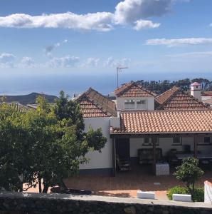 uma vista do telhado de uma casa em Casa Las Enanitas I - Casa Leo em Fuencaliente de la Palma