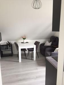 sala de estar con mesa blanca y sofá en Ferienwohnung "Kleine Krabbe", en Werdum