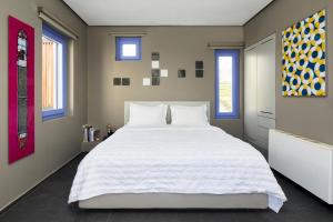 My Santorini Villa, Pyrgos Luxury في بيرغوس: سرير أبيض كبير في غرفة بها نوافذ +37 صورة