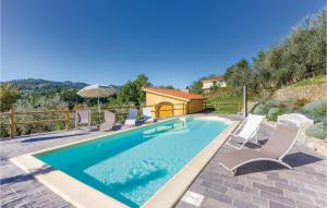 MontemagnoにあるAwesome Home In Camaiore Lu With 3 Bedrooms, Wifi And Outdoor Swimming Poolのスイミングプール(椅子付)と家