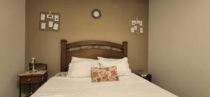 a bedroom with a bed and a clock on the wall at Ivy House Apart Hotel in Ciudad del Este +123 photos