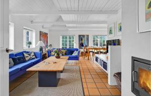 BrovstにあるPee Klims Husのリビングルーム(青いソファ、テーブル付)
