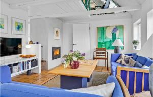 BrovstにあるPee Klims Husのリビングルーム(青い椅子、テーブル付)