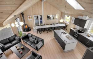 vista sul soffitto di un soggiorno e di una sala da pranzo di Amazing Home In Tisvildeleje With Kitchen a Holløselund