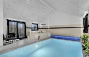 una grande piscina in una stanza con cucina di Amazing Home In Tisvildeleje With Kitchen a Holløselund