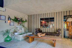 een woonkamer met een houten tafel en een bank bij Hotel Bastide & SPA - Villa de Lourmarin in Lourmarin