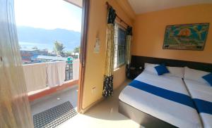 Llit o llits en una habitació de Golden Lake