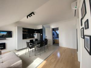 A television and/or entertainment centre at Sunrise 2 Apartment