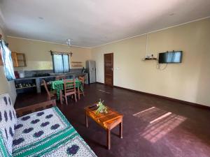 een woonkamer met een bank en een tafel bij Diana Place in Paje