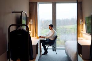TV a/nebo společenská místnost v ubytování Hyatt Place Zurich Airport the Circle