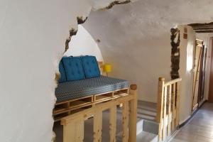 um quarto com um banco no meio de uma parede em GITE RUPICAPRA MERCANTOUR em Roubion