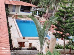 a swimming pool in front of a house at Pousada Meu Xodó in Prea