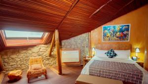 Trois Ore Residences & Green Earth Bistro في إيبادان: غرفة نوم بسرير كبير ونافذة