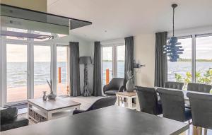 een woonkamer met uitzicht op het water bij Exclusief Markermeer in Bovenkarspel
