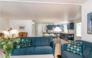 Spidsegårdにある3 Bedroom Cozy Home In Nexのリビングルーム(青いソファ2台付)、キッチン