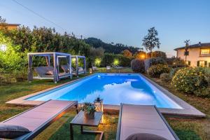 uma piscina com um gazebo num quintal em Villa Elizabeth em Capannori