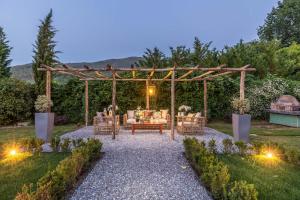 pergolato in giardino con tavolo e sedie di Villa Elizabeth a Capannori