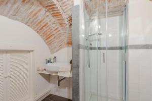un bagno con doccia e lavandino di Busdraghi Studio, a stylish studio along Via Fillungo a Lucca Altre 37 foto