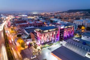 een bovenaanzicht van een stad bij nacht bij Mia City Hotel in Izmir