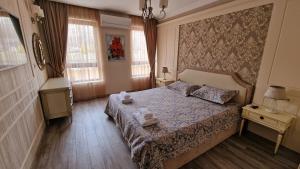 Un dormitorio con una cama con dos toallas encima. en FS Apartments - Modern Sea-View Apt - First Line, en Golden Sands