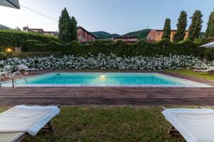una piscina en el patio trasero de una casa en VILLA IL TINAIO Romantic Secluded Farmhouse with Private Pool, en Valgiano