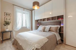 een slaapkamer met een groot bed en een raam bij Honeymoon Leonor Villa in Lucca +49 foto's