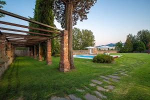 ein Backsteingebäude mit einem Pool im Hof in der Unterkunft Honeymoon Leonor Villa in Lucca
