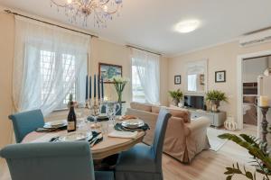 een woonkamer met een tafel en een bank bij Honeymoon Leonor Villa in Lucca