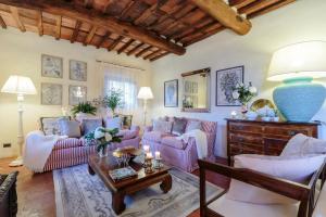 - un salon avec deux canapés et une table dans l'établissement Villa Viola Residenze Seicento, à Capannori