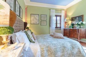 - une chambre avec un grand lit et une table dans l'établissement Villa Viola Residenze Seicento, à Capannori