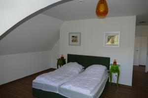 ein großes Bett in einem Zimmer mit 2 Tischen in der Unterkunft Hus Tina Rügen in Trent