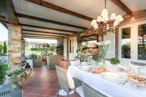 een tafel met borden eten op een patio bij VILLA PEMOLA a Luxury Farmhouse with Garden and bikes in Lucca Town in Capannori