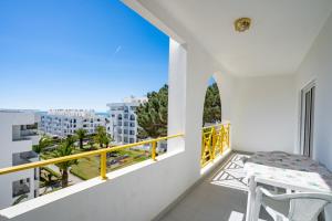 balcone con tavolo e vista sulla città di Apartamento Sra da Rocha by Umbral a Porches