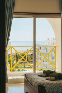una camera da letto con una grande finestra con vista di Apartamento Sra da Rocha by Umbral a Porches