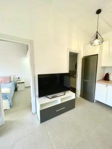 A television and/or entertainment centre at Villa Paraiso