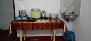 韦利格默Sriya Family Villa Weligama的房间里的一张桌子，配有带搅拌机的柜台